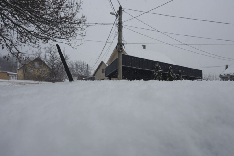 Sneg ponovo okovao Čačak: Jutros nekoliko saobraćajnih nezgoda (FOTO)