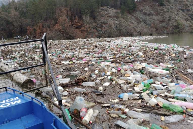 Samo se čuo prasak: Pao kran u Surčinu, povređen radnik