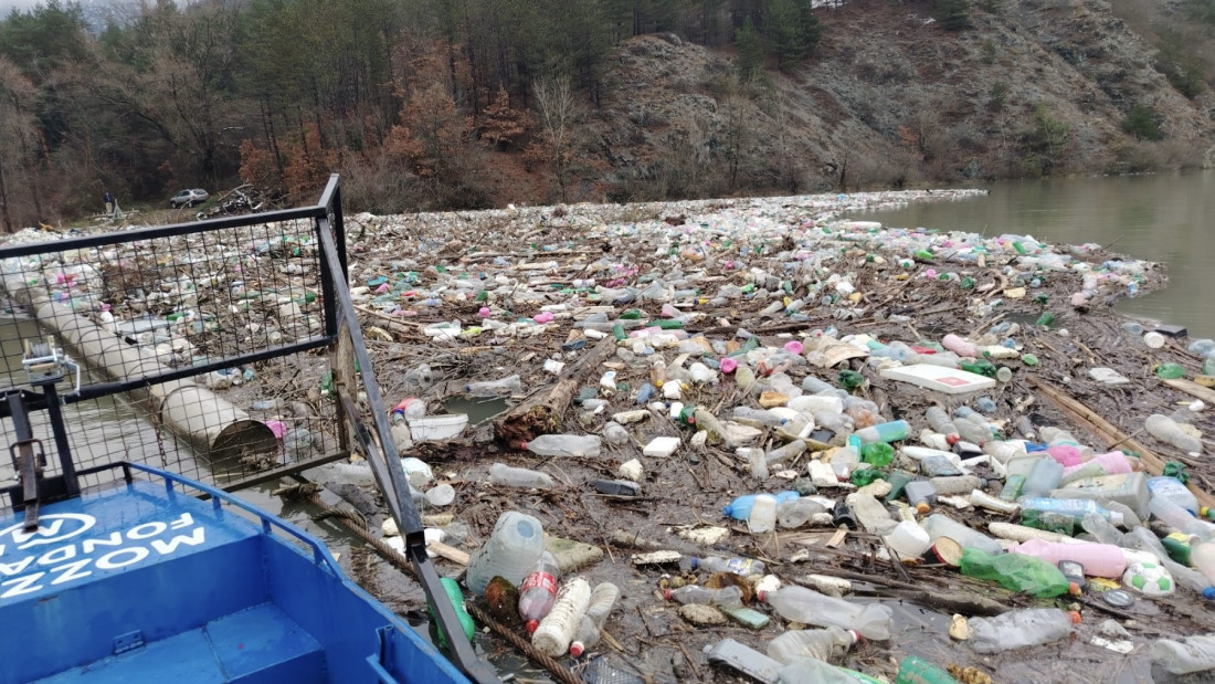 U Crnoj Gori opsadno stanje: Desetine policajaca pretresa stanove i kuće pripadnika kavačkog klana