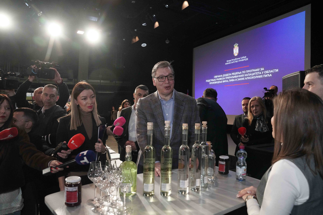 Vučić sa proizvođačima vina, jakih pića: Iznosi subvencija će se povećavati - 20 miliona bespovratno i još 20 po niskim kamatama (VIDEO)