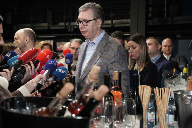 Predsednik: Na strani sam mladih, opozicija htela da ih iskoriti da dođe na vlast