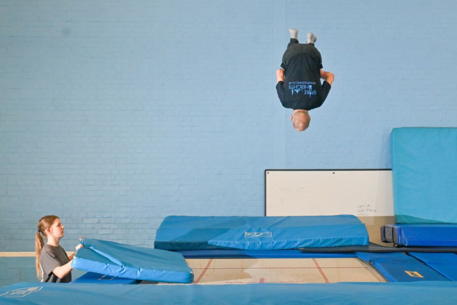 Kad energija prkosi krštenici: Britanac ima 91 godinu, leti kao mladić i okitio se zlatom na prvenstvu u trambulini (FOTO)