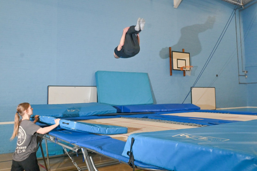 Kad energija prkosi krštenici: Britanac ima 91 godinu, leti kao mladić i okitio se zlatom na prvenstvu u trambulini (FOTO)