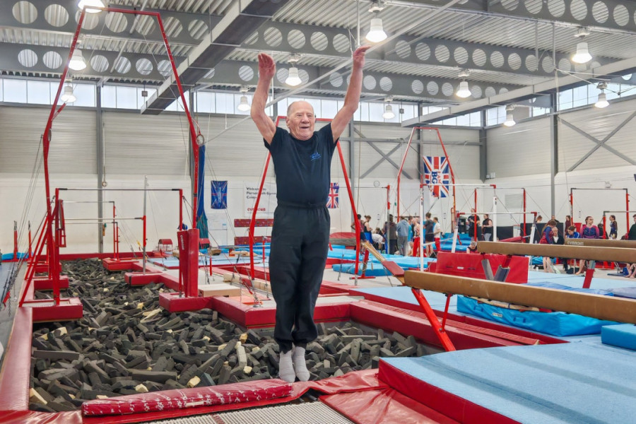 Kad energija prkosi krštenici: Britanac ima 91 godinu, leti kao mladić i okitio se zlatom na prvenstvu u trambulini (FOTO)