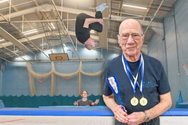 Novozelanđanka je ostala šokirana kada su u paketu uz tri haljine stigle i male pošasti (VIDEO)