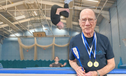 Kad energija prkosi krštenici: Britanac ima 91 godinu, leti kao mladić i okitio se zlatom na prvenstvu u trambulini (FOTO)