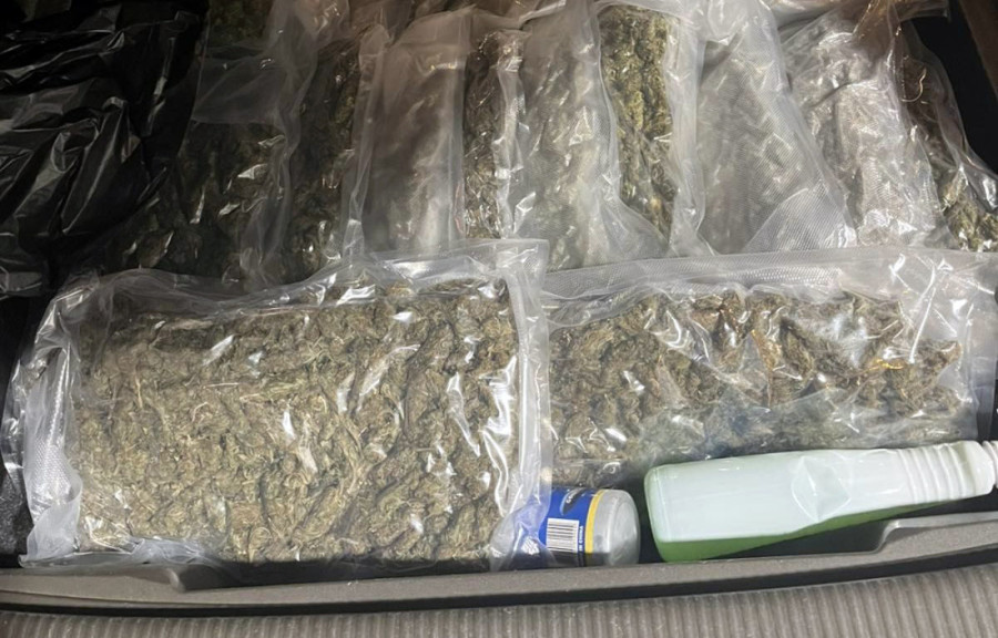 Pala velika riba u Novom Sadu! UKP opkolio "vračarca", narko bosa zatekli u punoj opremi sa pancirom! (VIDEO)