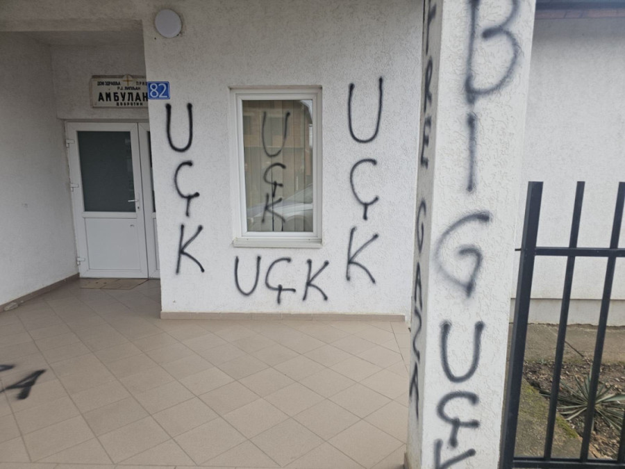 Sramno! Albanac na ambulanti kod Lipljana ispisao grafite koji veličaju "UČK"!