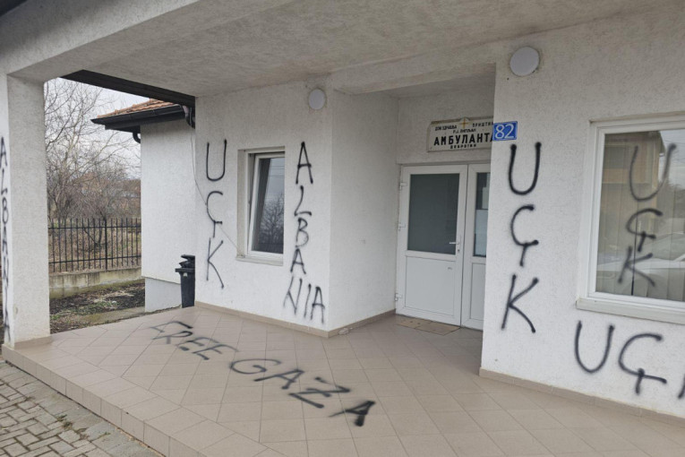Sramno! Albanac na ambulanti kod Lipljana ispisao grafite koji veličaju "UČK"!