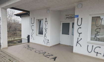 Sramno! Albanac na ambulanti kod Lipljana ispisao grafite koji veličaju "UČK"!