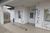 Sramno! Albanac na ambulanti kod Lipljana ispisao grafite koji veličaju "UČK"!