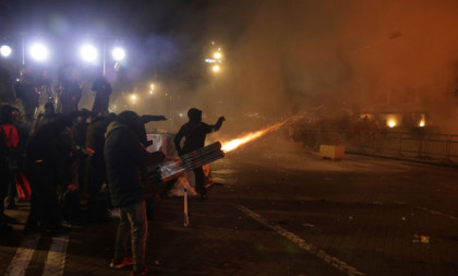 Haos u Tirani: Protest opozicije prerastao u nasilje - Molotovljevi kokteli, suzavac i hapšenja (FOTO)