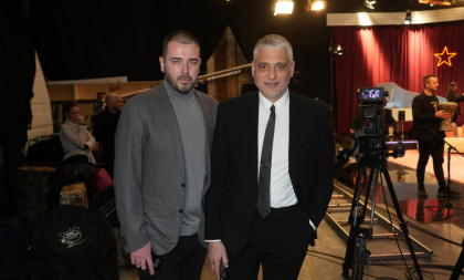 Čeda Jovanović s raskošnim buketom u rukama! Aca Kos pokazao kako se kod njih obeležava Dan žena (FOTO)