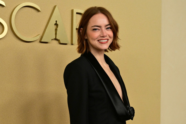 Nije samo lepa, nego je i hrabra: Ema Stoun se pojavila u provokativnoj haljini i skoro golih grudi (FOTO)