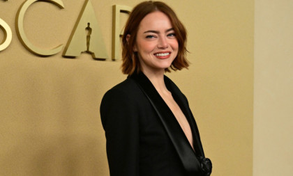 Nije samo lepa, nego je i hrabra: Ema Stoun se pojavila u provokativnoj haljini i skoro golih grudi (FOTO)