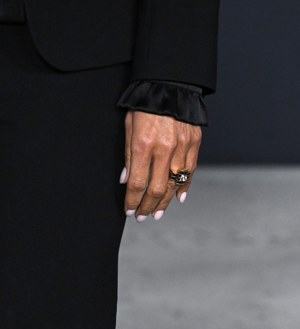 Hale Beri na crvenom tepihu pokazala verenički prsten vredan 200.000 dolara (FOTO)