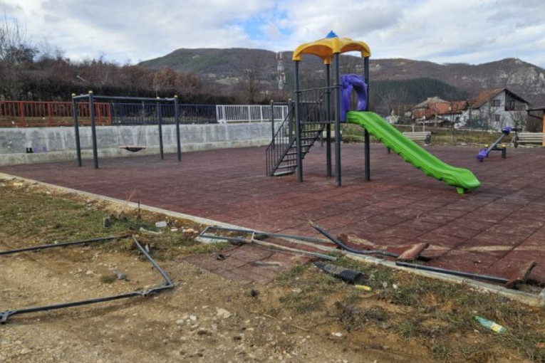 Novo dečje igralište u naselju Ravne polomljeno i uništeno: Kamere snimile napad na prostor za najmlađe, građani Prijepolja ogorčeni