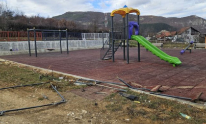 Novo dečje igralište u naselju Ravne polomljeno i uništeno: Kamere snimile napad na prostor za najmlađe, građani Prijepolja ogorčeni