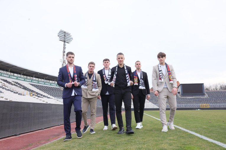 Partizan ne odustaje od svoje vizije i tradicije: Stasavaju novi klinci, potpisani profesionalni i stipendijski ugovori (FOTO)
