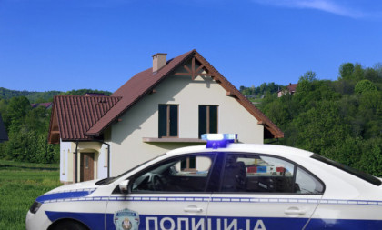 Jeziv prizor u Malom Mokrom Lugu! Telo muškarca ležalo u stanu mesecima