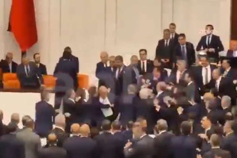 Haos u parlamentu: Došlo do tuče poslanika tokom polaganja zakletve (VIDEO)