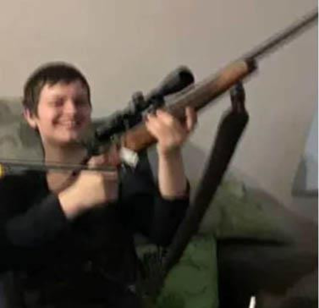 Objavljena slika ubice iz škole, sa puškom u ruci sedi pored deteta i smeje se: Džesi bio dobro poznat policiji