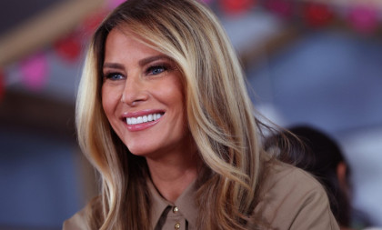 Melanija Tramp u hit košulja-haljini: Bezvremenski model koji ostaje vodeći trend i u ovoj godini (FOTO)