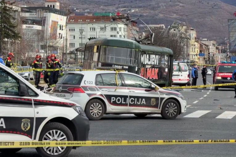Devojčici amputirana noga, jedna osoba poginula! Ovo je mogući razlog iskakanja tramvaja u Sarajevu