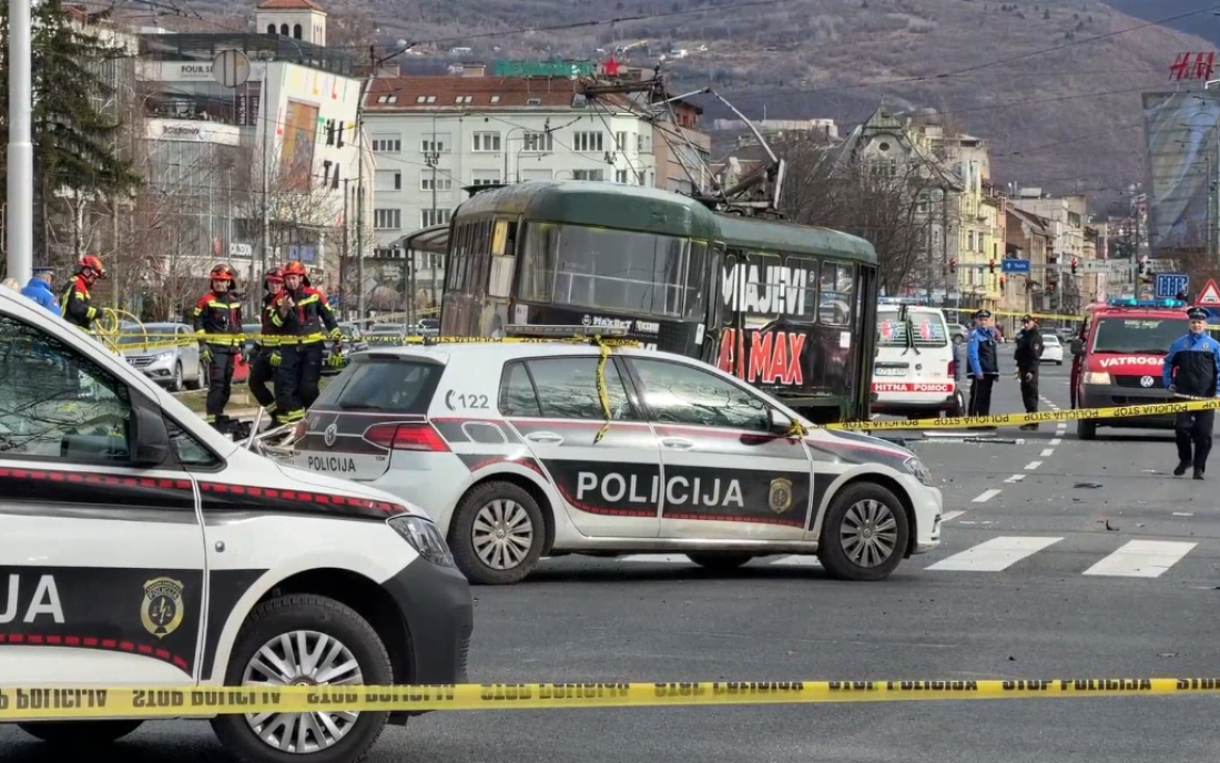 Hiljade Sarajlija na ulicama: Traže se odgovorni za tragičnu tramvajsku nesreću (FOTO)