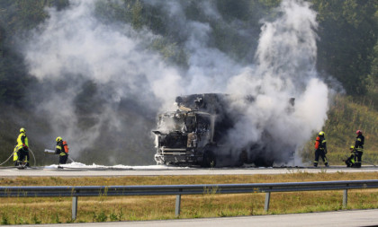 Od kamiona nije ostalo gotovo ništa! Vozač iz Srbije izbegao sigurnu smrt u jezivom sudaru (VIDEO)