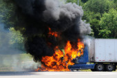 Šok scena na auto-putu: Kamion buknuo, vozači stajali u koloni