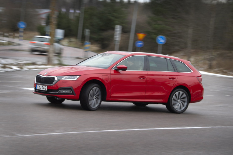 Nije samo manjak problem: Šta ako sipate previše motornog ulja u automobil?