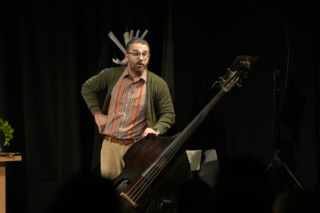 Kompozicija humanosti: Emotivne note „Kontrabasa“ osvojile publiku u Fondaciji Mozzart