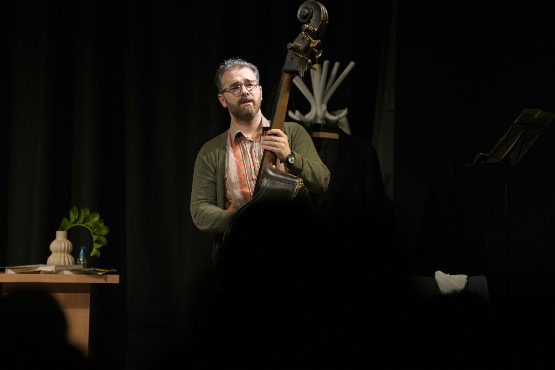 Kompozicija humanosti: Emotivne note „Kontrabasa“ osvojile publiku u Fondaciji Mozzart
