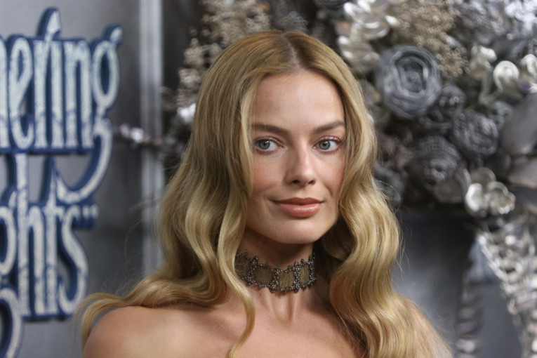 Njena nova era je počela: Kejt Hadson se pojavila u zanosnoj svilenoj haljini i sa novom šik frizurom (FOTO)