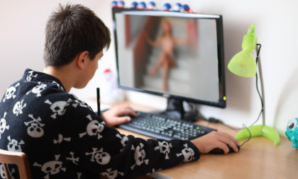 Užas u školi u Švajcarskoj: Dečaci pravili fotografije na kojima su devojčice gole pomoću veštačke inteligencije