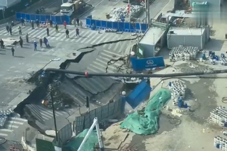 Horor na prometnom putu: Kolovoz se u sekundi urušio, nastala ogromna rupa (VIDEO)