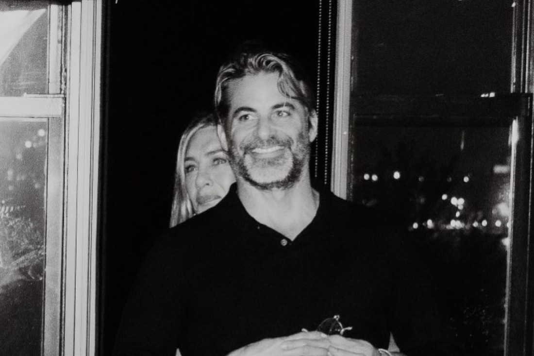 Zagrljeni i nasmejani: Džim Kurtis objavio romantičnu fotografiju s Dženifer Aniston!