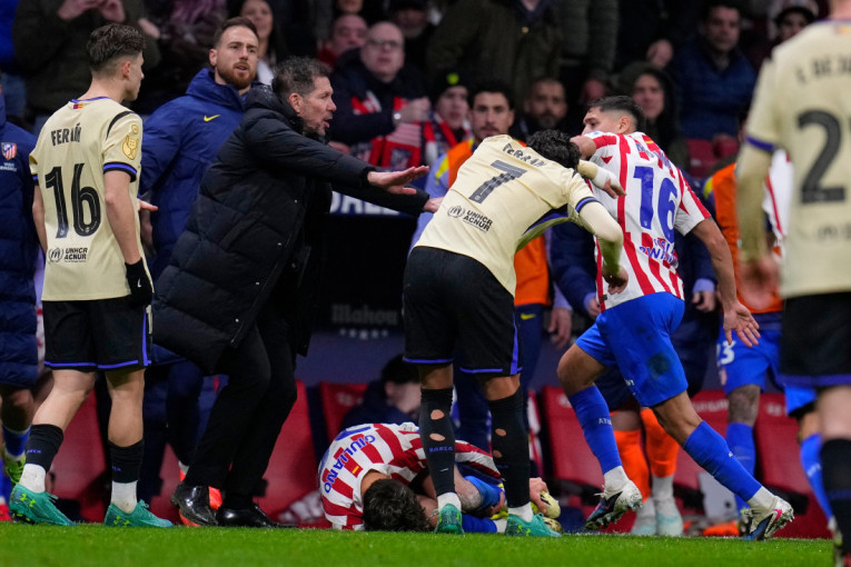 Simeone provocirao Jamala, a Flik se žalio: Dodatni haos usledio posle Atletikovog "uništavanja" Barselone