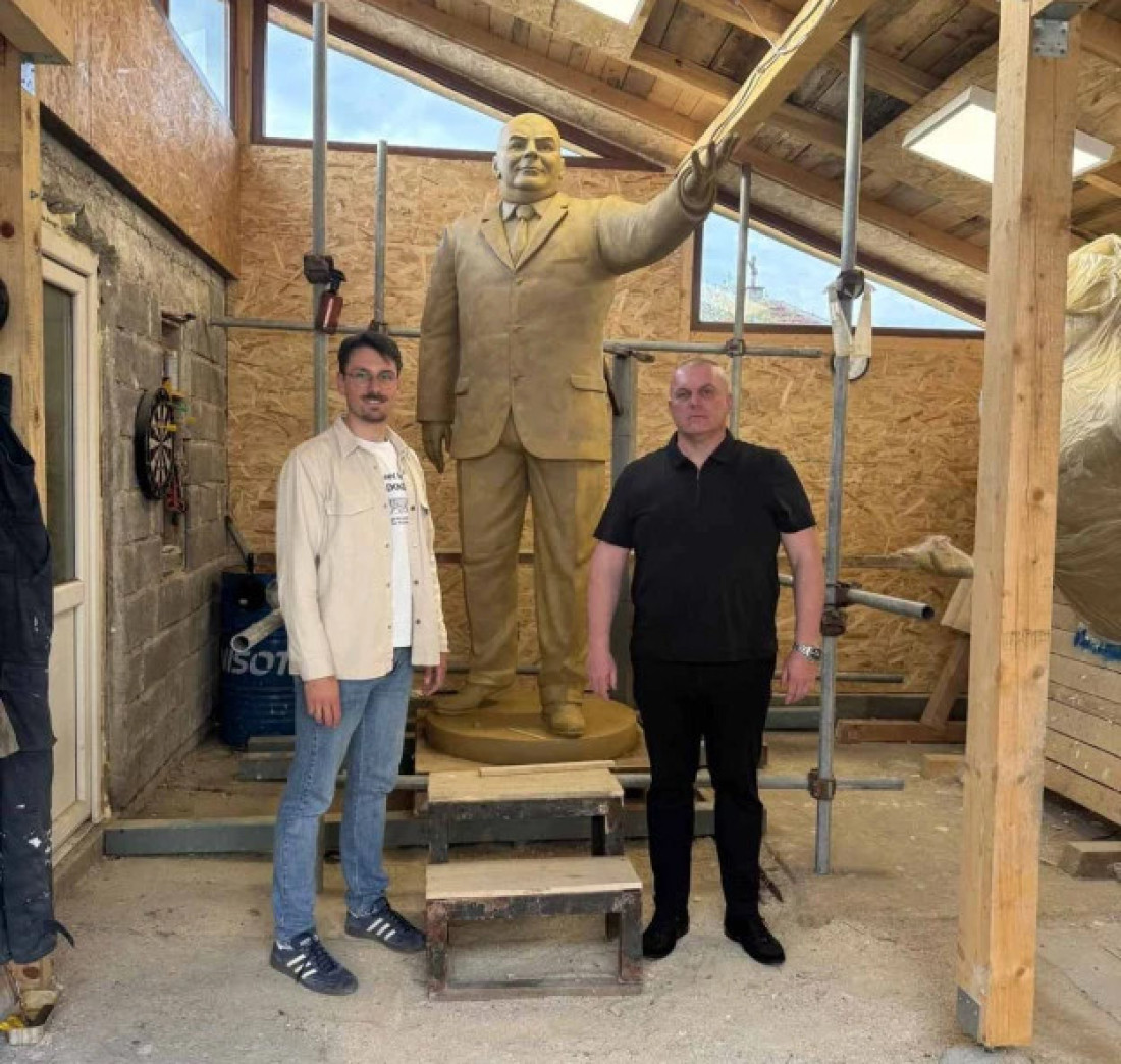 Postavljen spomenik Draganu Markoviću Palmi u Jagodini: Spomenik konačno gde mu je mesto (FOTO)