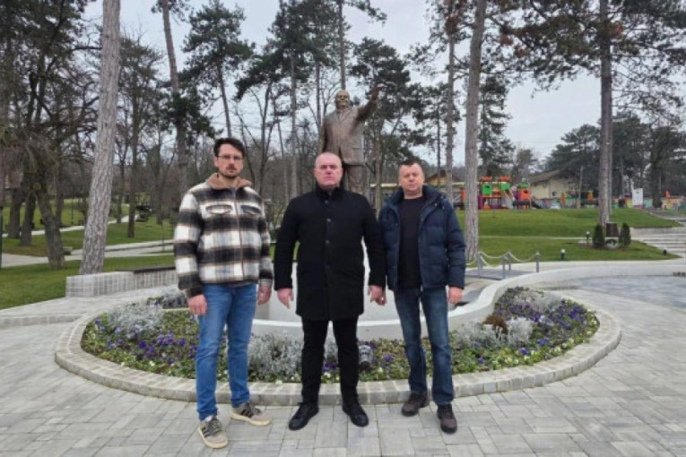 Postavljen spomenik Draganu Markoviću Palmi u Jagodini: Spomenik konačno gde mu je mesto (FOTO)