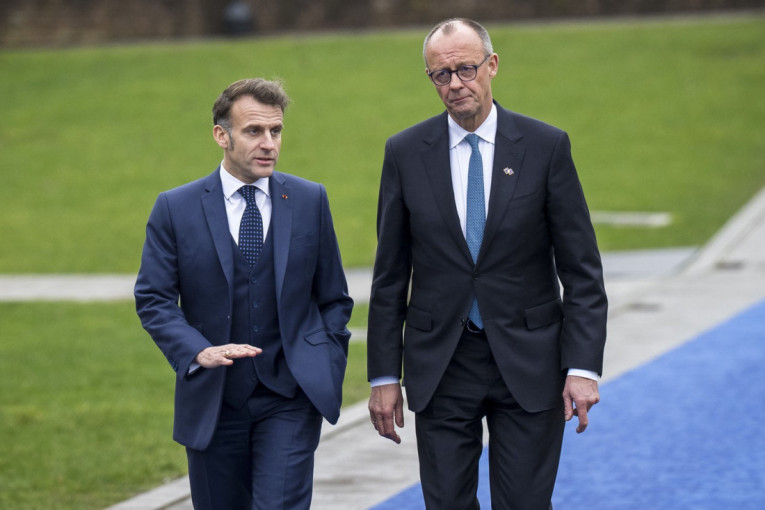 Čovek naoružan nožem pretio policajcu u Parizu! Pre toga uputio mu ove reči