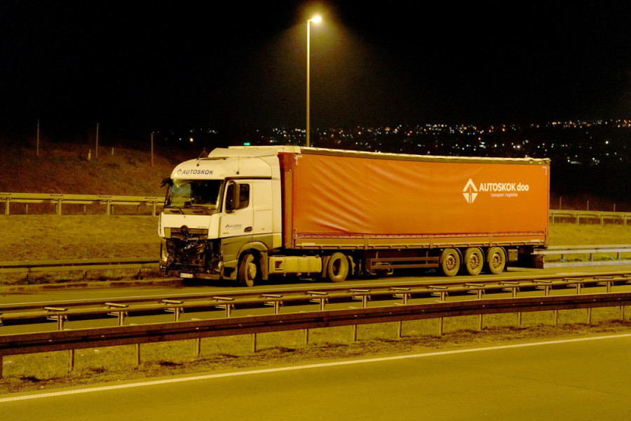 Udes ispred Pančevačkog mosta: Automobilu otpao točak