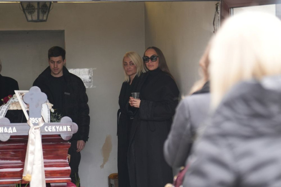 Sahrana majke Goge Sekulić: Pevačica ne prestaje da plače, bivši muž ne napušta joj stranu (FOTO)