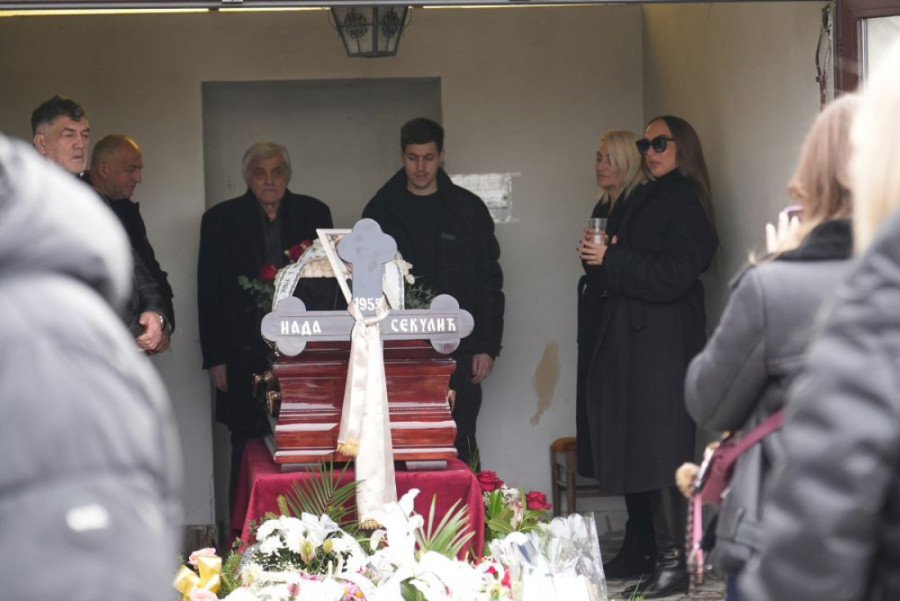 Sahrana majke Goge Sekulić: Pevačica ne prestaje da plače, bivši muž ne napušta joj stranu (FOTO)