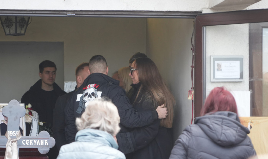 Sahrana majke Goge Sekulić: Pevačica ne prestaje da plače, bivši muž ne napušta joj stranu (FOTO)