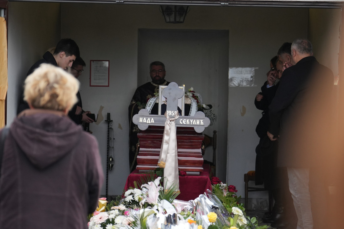 Sahranjena majka Goge Sekulić: Pevačica sa sestrom i ocem isplakala more suza (FOTO)