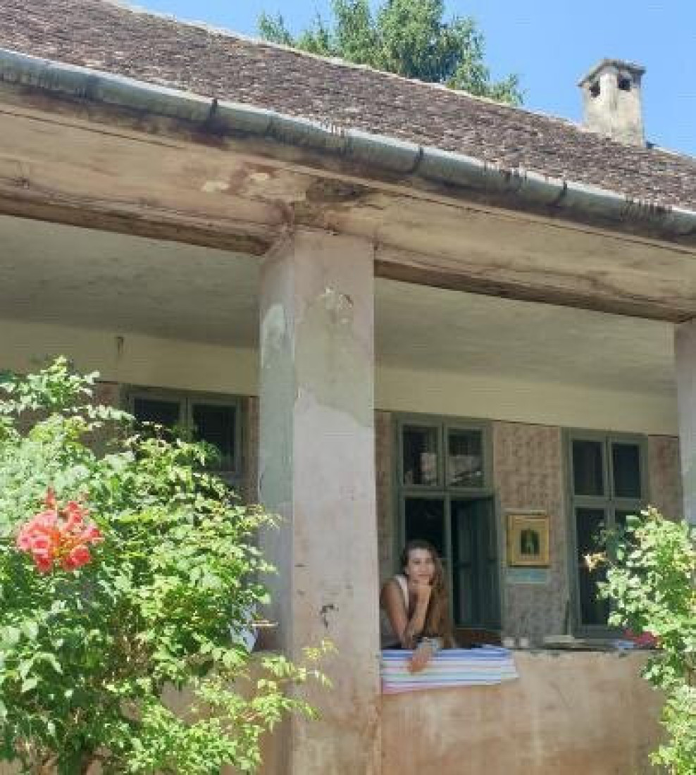 Mlada umetnica beogradski asfalt zamenila ravnicom: U Gajdobru došla zbog kuće, ali je onda nešto pronašla (FOTO)