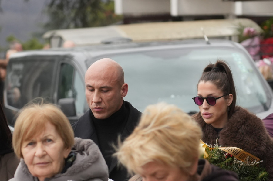 "Nisam sedela kod kuće jer imam dete koje kasni u govoru" Goga Sekulić prvi put u javnosti posle smrti majke