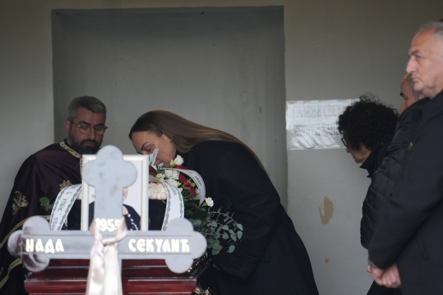 "Nisam sedela kod kuće jer imam dete koje kasni u govoru" Goga Sekulić prvi put u javnosti posle smrti majke
